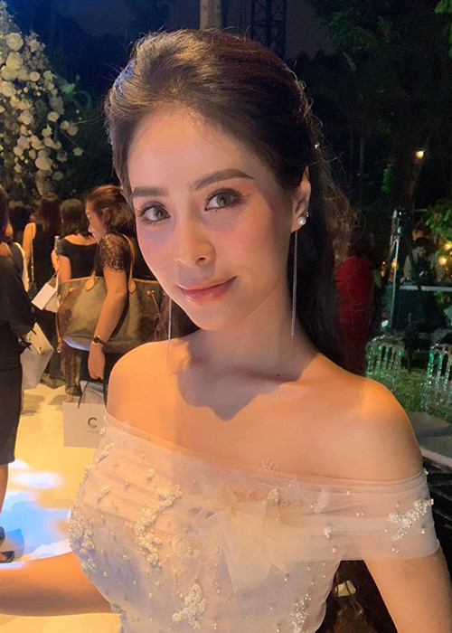 Tuy nhiên, mới đây, khi khoe clip nhảy múa bên chồng trong quán bar, Kiều Anh bị antifan chê bai "con nhà có giáo dục quá". Lập tức, nữ ca sĩ đáp trả: "Nhảy thôi chứ làm gì đâu mà liên quan đến giáo dục vậy".