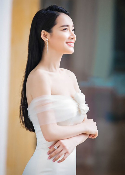 Nhã Phương khoe vẻ đẹp gái một con trông mòn con mắt. Ảnh: Dân Việt