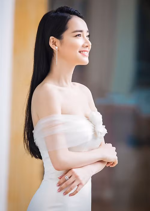 Nhã Phương khoe vẻ đẹp gái một con trông mòn con mắt. Ảnh: Dân Việt