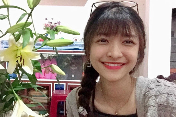 Kiều Loan ngoài đời gây ấn tượng bởi gương mặt khả ái với nụ cười duyên dáng.