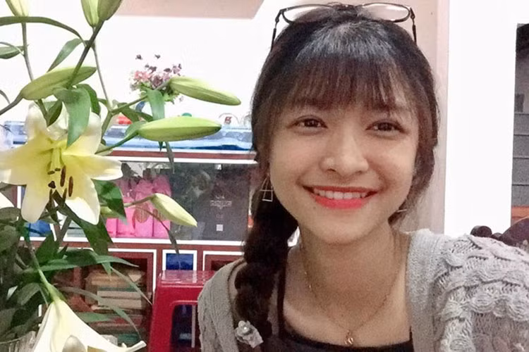 Kiều Loan ngoài đời gây ấn tượng bởi gương mặt khả ái với nụ cười duyên dáng.