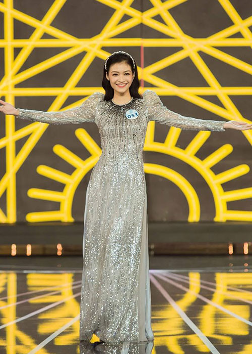 Nguyễn Hà Kiều Loan sinh năm 2000, đến từ Quảng Nam. Cô cao 1m7, sở hữu số đo 80-61-95 cm.