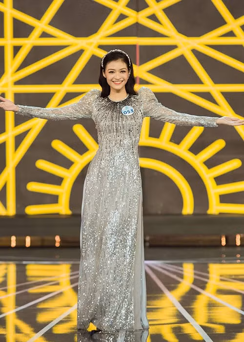 Nguyễn Hà Kiều Loan sinh năm 2000, đến từ Quảng Nam. Cô cao 1m7, sở hữu số đo 80-61-95 cm.