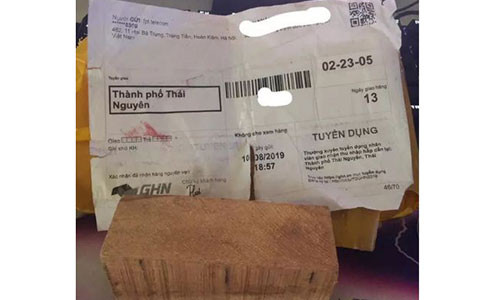 Mua iPhone XS Max 290.000 dong tren Facebook nhan... cuc go