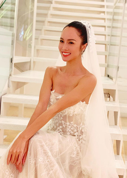 Hình ảnh Vũ Ngọc Anh mặc váy cưới, vòng 2 to bất thường khiến cư dân mạng đặt nghi vấn cô làm đám cưới với bạn trai tin đồn Cường Seven.