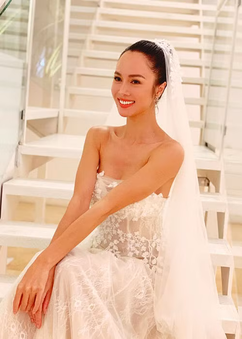 Hình ảnh Vũ Ngọc Anh mặc váy cưới, vòng 2 to bất thường khiến cư dân mạng đặt nghi vấn cô làm đám cưới với bạn trai tin đồn Cường Seven.