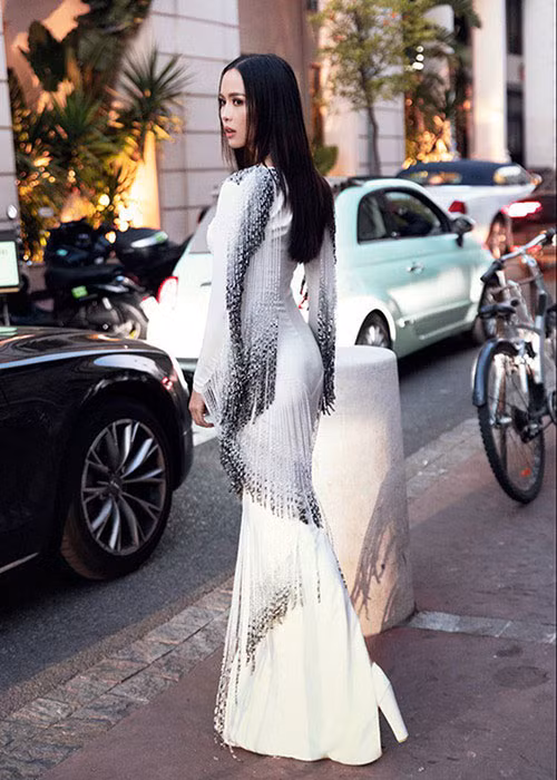 “Con chim vành khuyên gắn liền với tuổi thơ của Ngọc Anh, váy này Ngọc Anh lấy ý tưởng từ con chim vành khuyên, một loài chim rất đẹp tại Việt Nam”, bạn gái tin đồn của Cường Seven nói.