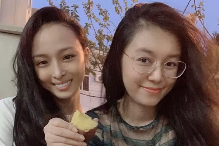 Sau khi được tại ngoại, Phương Nga có cuộc sống bình yên, nhẹ nhàng hơn. Người đẹp đọc sách, tập yoga, đi chùa cầu bình an. Phương Nga cũng hạn chế tham gia showbiz.