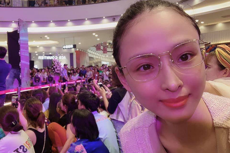 Theo Ngôi sao, Phương Nga cho biết không có người đàn ông nào dám tiếp xúc, làm quen suốt năm qua. Người đẹp còn thừa nhận không còn cảm xúc yêu đại gia và sợ hãi nếu ai đó đề nghị "yêu thương, bao bọc" cho cô.