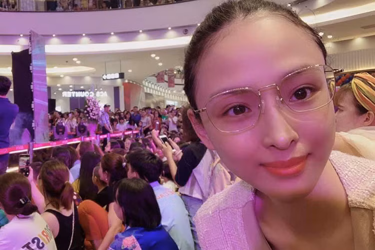 Theo Ngôi sao, Phương Nga cho biết không có người đàn ông nào dám tiếp xúc, làm quen suốt năm qua. Người đẹp còn thừa nhận không còn cảm xúc yêu đại gia và sợ hãi nếu ai đó đề nghị "yêu thương, bao bọc" cho cô.