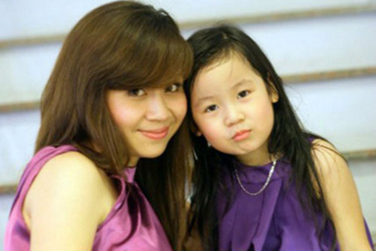 Lưu Thiên Hương từng chia sẻ bé Mimi thiệt thòi hơn so với nhiều bạn cùng lứa tuổi bởi nữ nhạc sĩ thường xuyên bận rộn với công việc.