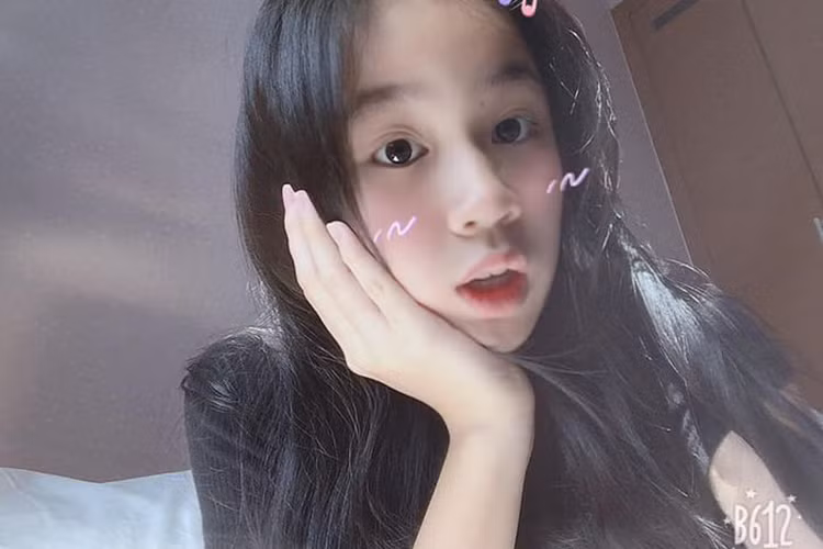 Người hâm mộ Lưu Thiên Hương tấm tắc khen ngợi nhan sắc của Vy Uyên và hy vọng cô nhóc sẽ tiếp bước bố mẹ hoạt động nghệ thuật.