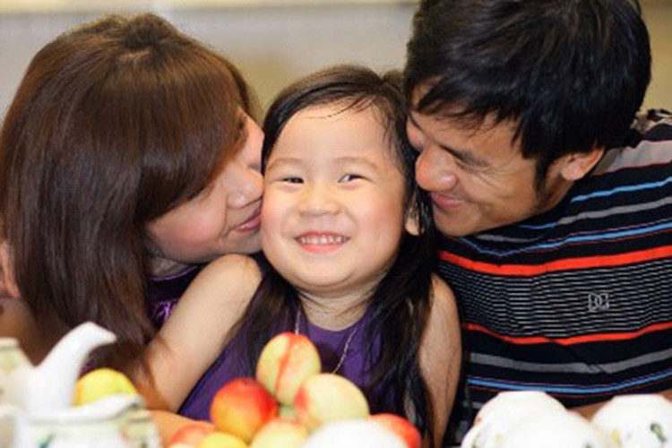 Theo lời Lưu Thiên Hương, chồng vẫn giữ thói quen tặng hoa, túi xách cho vợ mỗi dịp đi công tác.