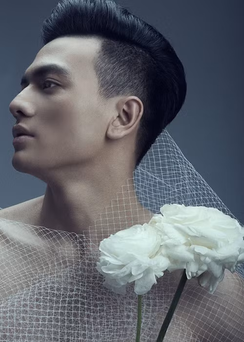 Vóc dáng cao ráo, Xuân Tiền hoạt động trong showbiz với vai trò một người mẫu.