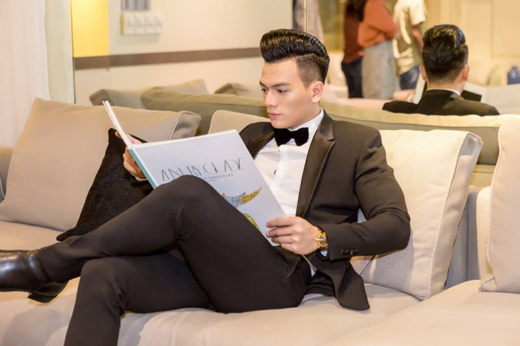 Năm 2015, Xuân Tiền từng gây bất ngờ khi có màn khóa môi Angela Phương Trinh khi mở màn cho show diễn của NTK Đỗ Mạnh Cường.