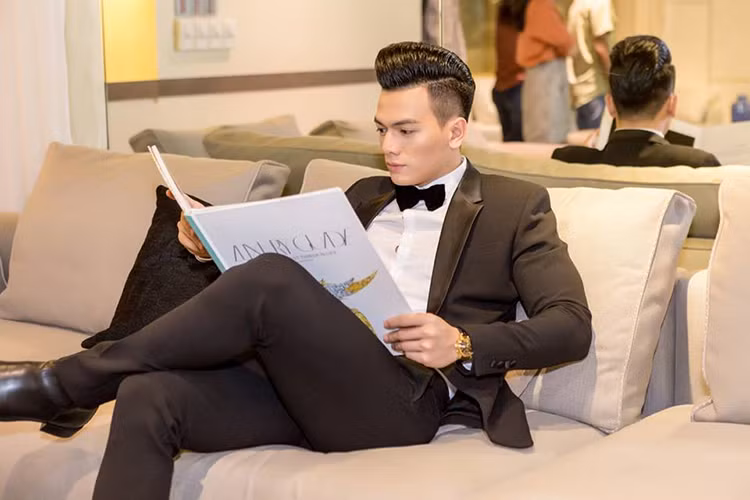 Năm 2015, Xuân Tiền từng gây bất ngờ khi có màn khóa môi Angela Phương Trinh khi mở màn cho show diễn của NTK Đỗ Mạnh Cường.