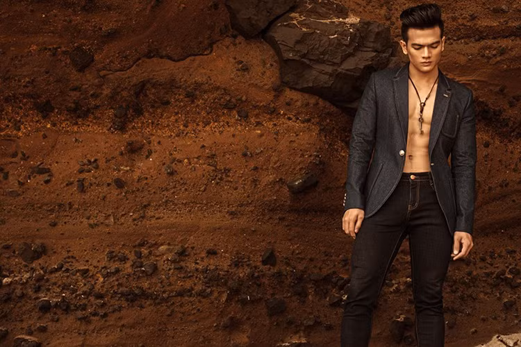 Trong "Gái già lắm chiêu 2", Lê Xuân Tiền nude 100% khi đóng cảnh quay trên giường cùng Lan Ngọc.