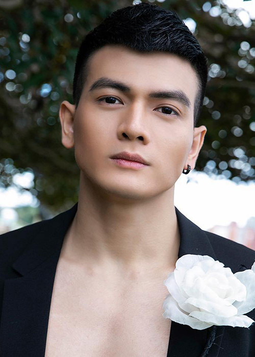 Lê Xuân Tiền sinh năm 1996, bằng tuổi Hoa hậu Đỗ Mỹ Linh.