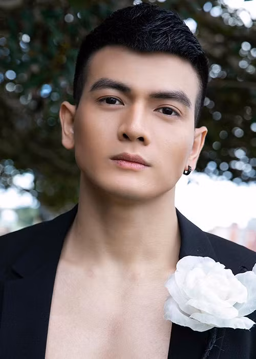 Lê Xuân Tiền sinh năm 1996, bằng tuổi Hoa hậu Đỗ Mỹ Linh.