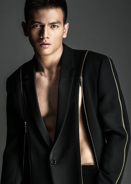 Mỹ nam gánh team Xanh dương sở hữu gương mặt điển trai, thân hình 6 múi.