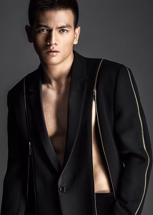 Mỹ nam gánh team Xanh dương sở hữu gương mặt điển trai, thân hình 6 múi.