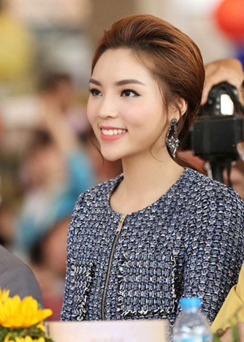 Đối mặt nghi vấn dao kéo, Kỳ Duyên cho biết gương mặt cô dần thay đổi do phương pháp bấm huyệt làm gọn cơ mặt, giảm mỡ ở hàm.