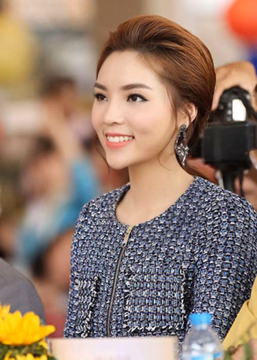 Đối mặt nghi vấn dao kéo, Kỳ Duyên cho biết gương mặt cô dần thay đổi do phương pháp bấm huyệt làm gọn cơ mặt, giảm mỡ ở hàm.