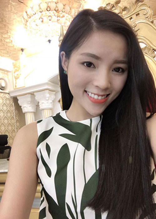 Ngoài gương mặt trông cứng hơn, nụ cười của Hoa hậu Kỳ Duyên cũng thiếu tự nhiên so với trước kia.