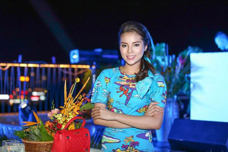 Tháng 6/2015, Hoa hậu Kỳ Duyên xuất hiện với gương mặt cứng do trang điểm quá đậm cùng chiếc cằm nhọn làm dấy nghi vấn cô dao kéo. Ảnh: VTC