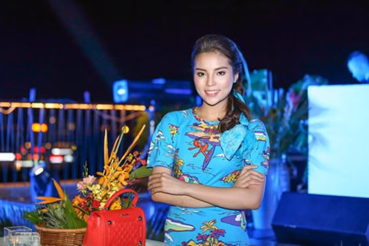 Tháng 6/2015, Hoa hậu Kỳ Duyên xuất hiện với gương mặt cứng do trang điểm quá đậm cùng chiếc cằm nhọn làm dấy nghi vấn cô dao kéo. Ảnh: VTC