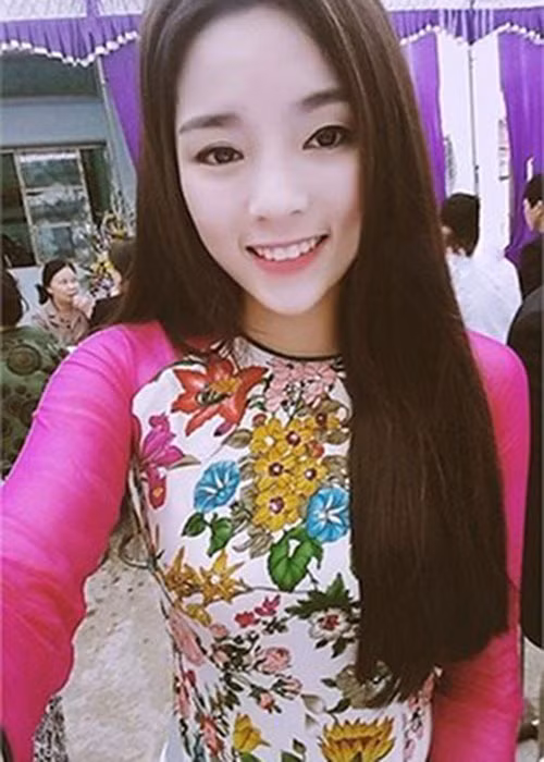 Tháng 4/2015, Kỳ Duyên bất ngờ để lộ chiếc cằm nhọn bất thường, thậm chí còn hơi bị lệch sang phải.