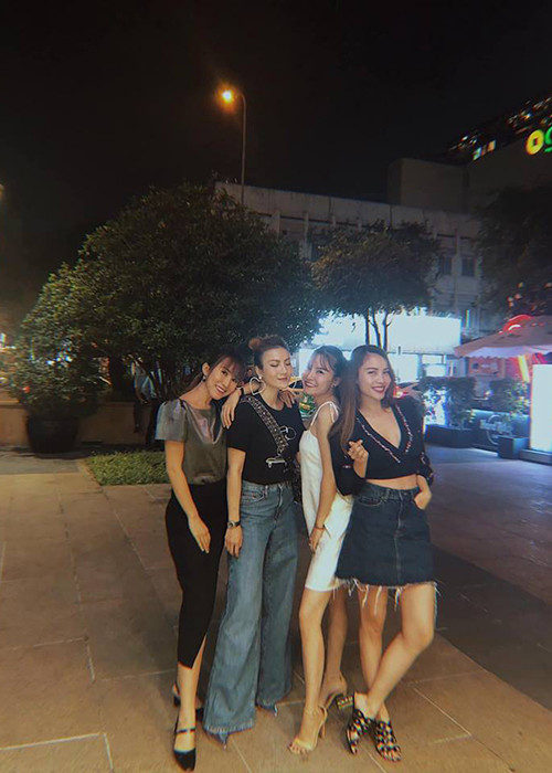 Trở về Việt Nam sau khi ly hôn, nữ ca sĩ dành thời gian nhiều hơn gia cho gia đình, bạn bè.