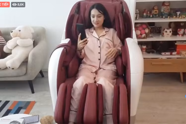 Nữ diễn viên phim "Tuổi thanh xuân" tìm mọi cách để giấu vóc dáng ngày càng phát tướng của mình.