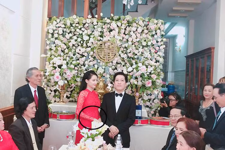 Mặc dù phủ nhận chuyện mang bầu nhưng Nhã Phương liên tục cho thấy gương mặt, vóc dáng phát tướng như phụ nữ mang thai. Ảnh: Vietnamnet