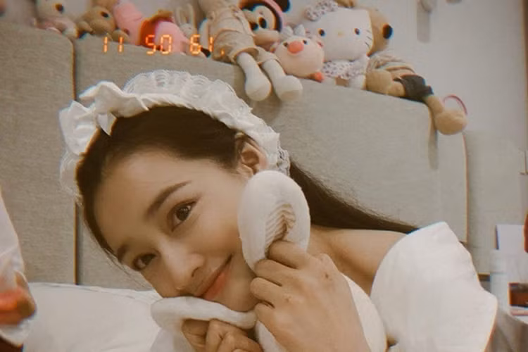 Chia sẻ hình ảnh trong căn phòng đầy gấu bông, Nhã Phương cũng được cho là đã có con gái.