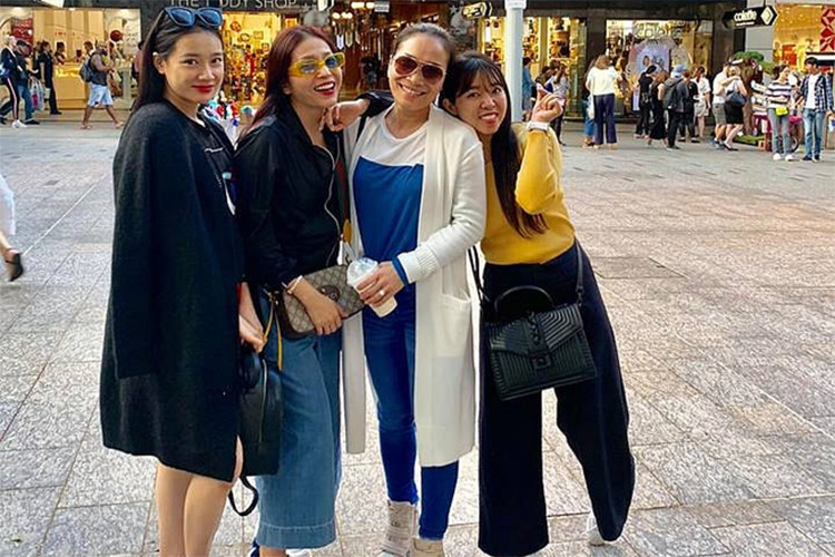 Gia đình, bạn bè lẫn đồng nghiệp của Nhã Phương đều cố giấu chuyện bầu bí của nữ diễn viên. Tuy nhiên, vẫn có người buột miệng.