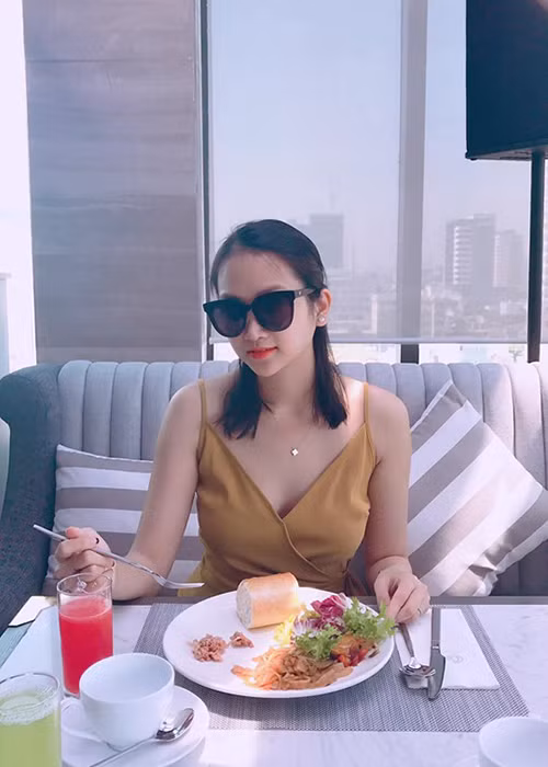 Bà xã kém 17 tuổi của Lam Trường lựa chọn công việc bán hàng online để có thêm thời gian chăm sóc con và tăng thu nhập.