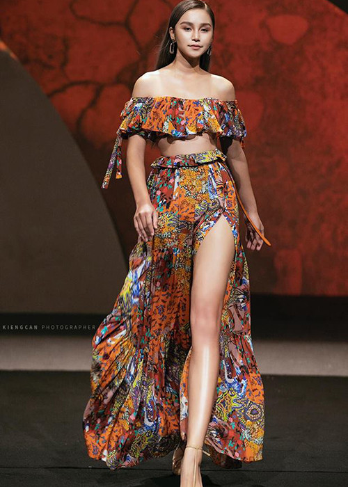 Người đẹp đến từ Hà Nội sở hữu gương mặt khả ái cùng lối trình diễn chuyên nghiệp.