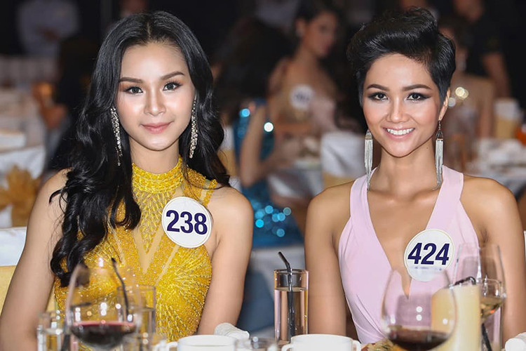 Tại cuộc thi Hoa hậu Hoàn vũ Việt Nam 2017, Thu Trang thân thiết với H'Hen Niê.