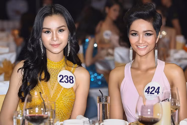 Tại cuộc thi Hoa hậu Hoàn vũ Việt Nam 2017, Thu Trang thân thiết với H'Hen Niê.