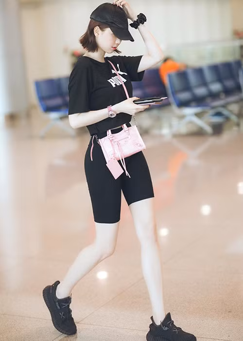 Xuống phố, "nữ hoàng nội y" lựa chọn nhiều phong cách thời trang từ kín đáo đến gợi cảm.