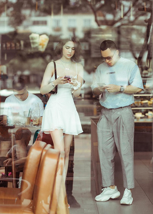 Khoe ảnh Ngọc Trinh mới đây tại Bali, Khắc Tiệp tán dương: "Trinh vẫn thế, bao năm vẫn vậy. Vẫn đẹp sóng gió, ồn ào mỗi lần xuất hiện, dù là cafe 8h sáng".