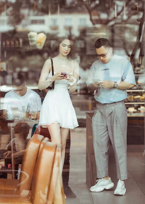 Khoe ảnh Ngọc Trinh mới đây tại Bali, Khắc Tiệp tán dương: "Trinh vẫn thế, bao năm vẫn vậy. Vẫn đẹp sóng gió, ồn ào mỗi lần xuất hiện, dù là cafe 8h sáng".