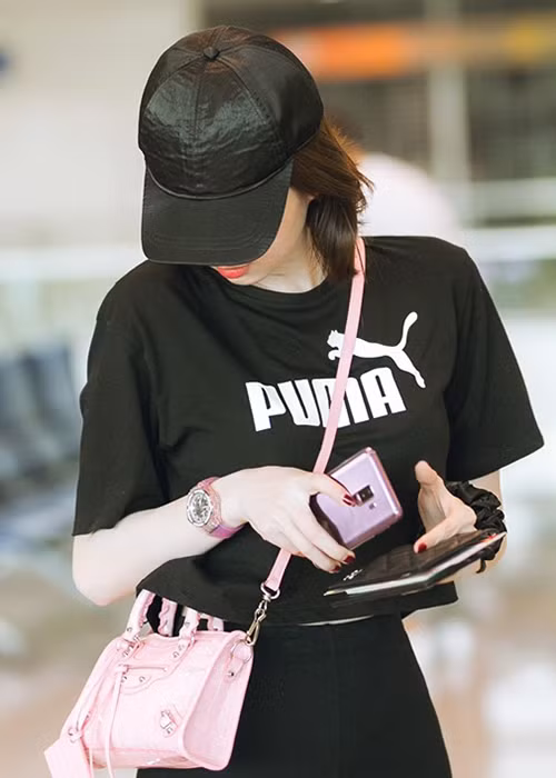 Mỗi khi xuất hiện, Ngọc Trinh thường diện đồ sang chảnh. Được biết, người đẹp có sở thích mua sắm hàng hiệu. Gần đây, cô khiến nhiều người bất ngờ vì liên tục khoe những món đồ đắt tiền. Mời quý độc giả xem video "Vì sao đàn ông đều mê Ngọc Trinh". Nguồn Youtube/vtc