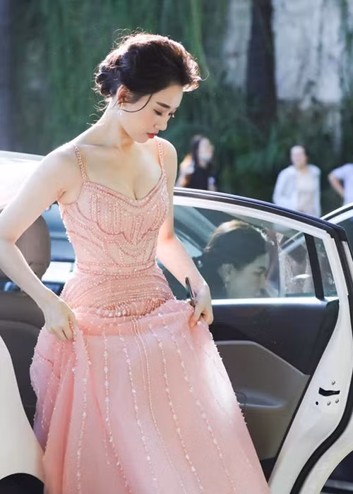  Hari Won lên xe hoa vào cuối năm 2016. Ông xã của nữ ca sĩ mang dòng máu lai Hàn - Việt này là danh hài Trấn Thành.