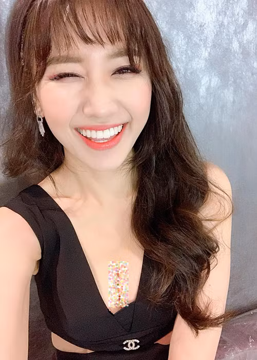 Bà xã của Trấn Thành không ít lần mặc trang phục o ép vòng một, khoe vẻ quyến rũ.