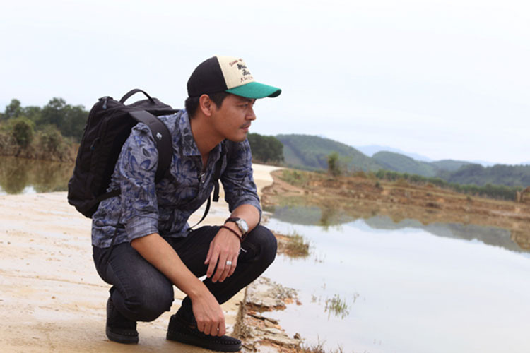 Mới đây, khi rao bán xe hơi cũ, MC Phan Anh bất ngờ bị antifan mỉa mai tậu xe hơi hơn 3 tỷ nhờ số tiền từ thiện 24 tỷ đồng anh quyên góp được để giúp đỡ đồng bào miền Trung khắc phục hậu quả nặng nề của cơn bão tháng 10/2016.