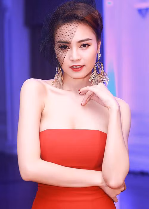 Ngoài ra, sự nghiệp của Lan Ngọc cũng lên như diều gặp gió.