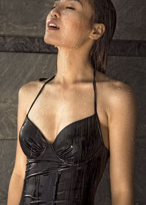 Đường cong gợi cảm của Lan Ngọc trong trang phục áo tắm khiến fan trầm trồ.