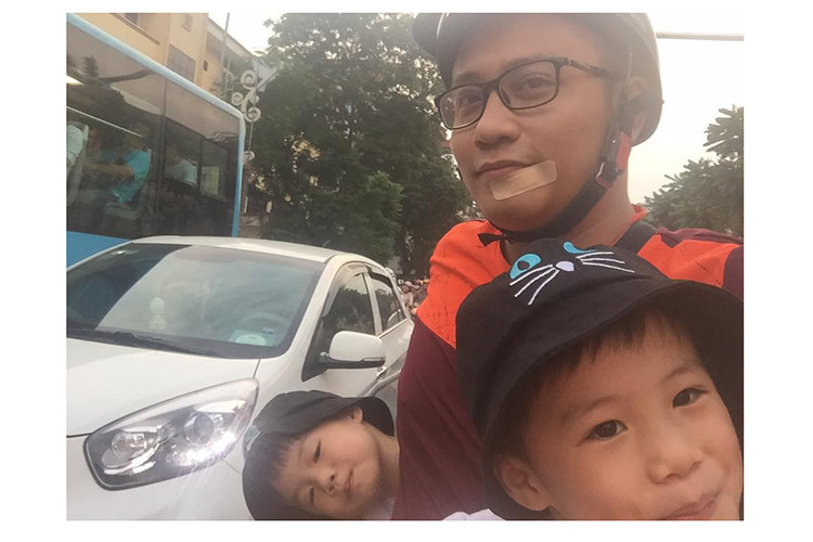 Bé Minh Trí và Minh Tuệ nay đã lớn phổng phao, luôn quấn quýt bố.